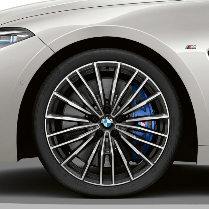 BMW M850i xDrive, „Mineral White“ balto metaliko spalvos, 20 colių lengvojo lydinio ratlankiai „multi-spoke 729 M“. BMW M850i xDrive, „Mineral White“ balto metaliko spalvos, 20 colių lengvojo lydinio ratlankiai „multi-spoke 729 M“.