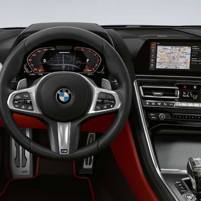 BMW M850i xDrive, „Carbon Black“ juodas metalikas, salonas su M odiniu vairu. BMW M850i xDrive, „Carbon Black“ juodas metalikas, salonas su M odiniu vairu.