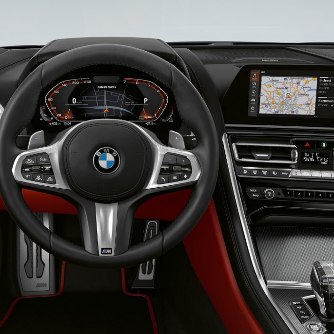 BMW M850i xDrive, „Carbon Black“ juodas metalikas, salonas su M odiniu vairu. BMW M850i xDrive, „Carbon Black“ juodas metalikas, salonas su M odiniu vairu.