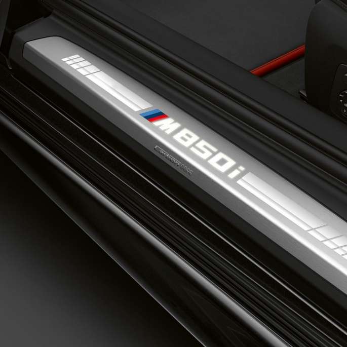 BMW M850i xDrive, „Carbon Black“ juodas metalikas, durelių slenkstis. BMW M850i xDrive, „Carbon Black“ juodas metalikas, durelių slenkstis.