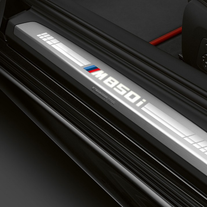BMW M850i xDrive, „Carbon Black“ juodas metalikas, durelių slenkstis. BMW M850i xDrive, „Carbon Black“ juodas metalikas, durelių slenkstis.