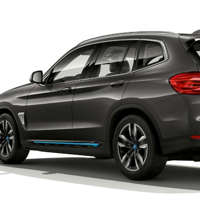 BMW iX3 G08 2020 modelis „Inspiring“, pilkos blizgios Sophisto Grey Brilliant Effect spalvos trijų ketvirčių vaizdas iš galo