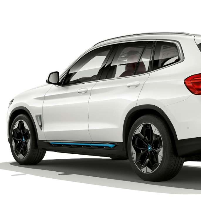 BMW iX3 G08 2020 modelis „Impressive“ balto Mineral White metaliko spalvos, trijų ketvirčių vaizdas iš galo