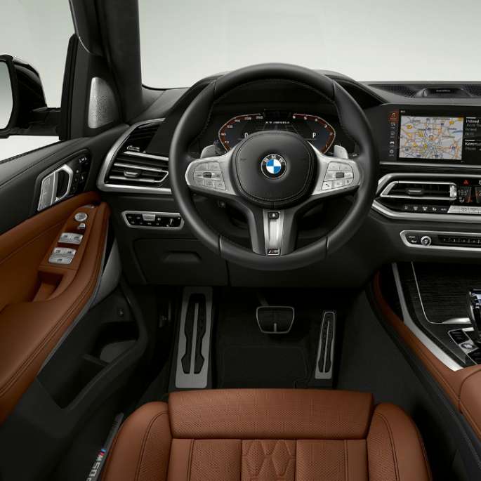 Frontal close-up of the driver's cockpit of the BMW X7 with BMW X7 M50d features