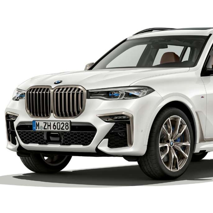 Studio shot of the BMW X7 three-quarter front view als BMW X7 M50d