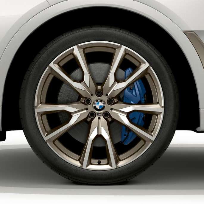Close-up of the light alloy wheel of the BMW X7 with BMW X7 M50d features